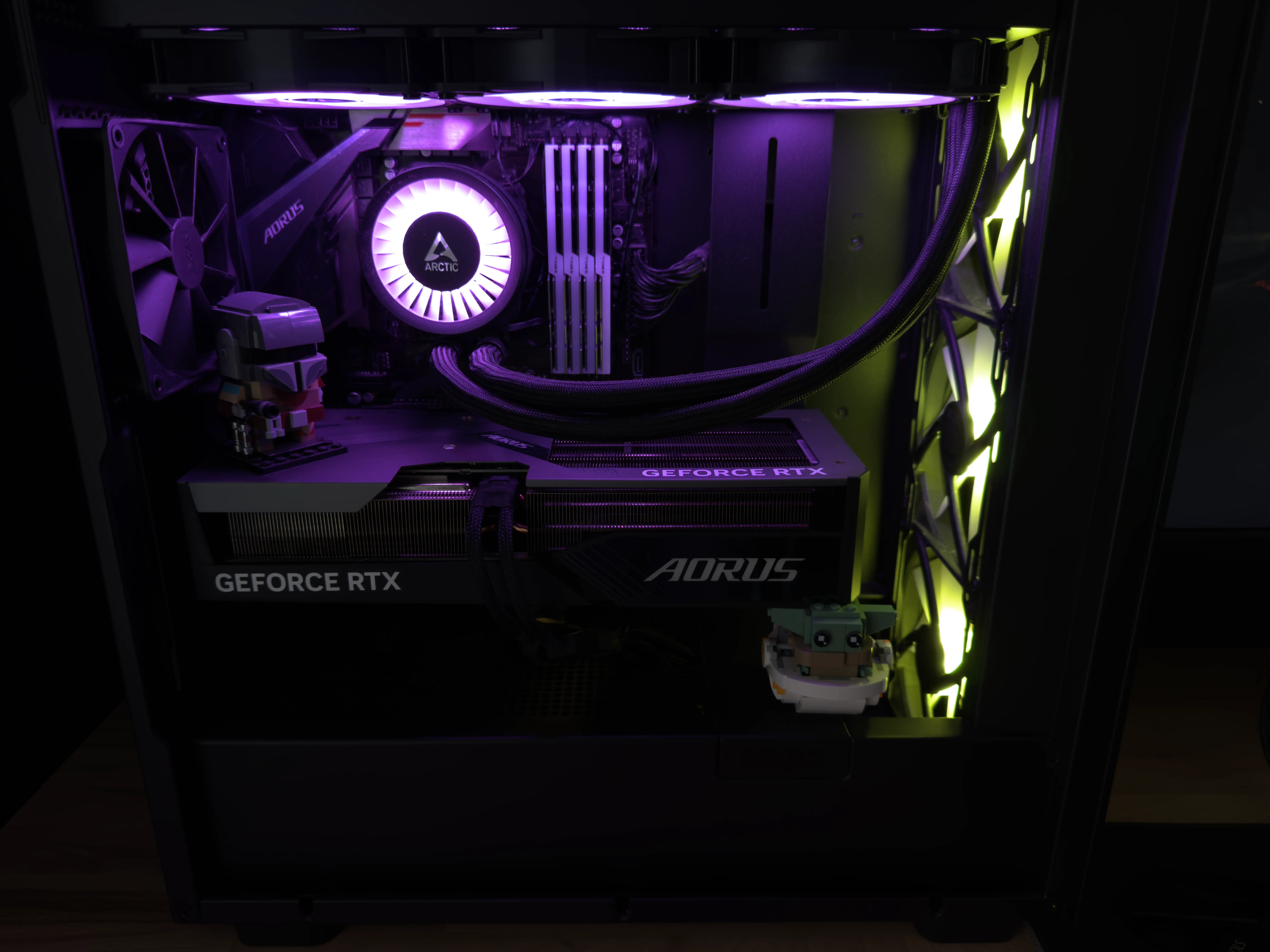 Obudowa PC NZXT H7 Flow z Ryzen 7 5800X3D i RTX 4070 Super Aorus Master w środku